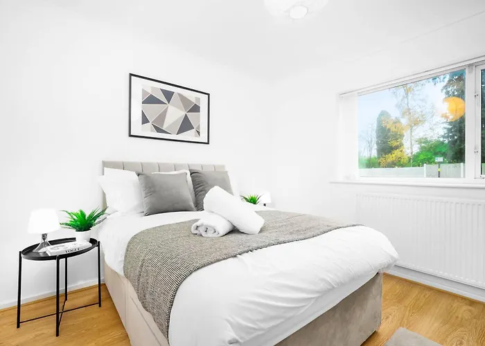 Large 4 Bedroom Bungalow - Parking - Sutton Coldfield - Top Rated - 75C