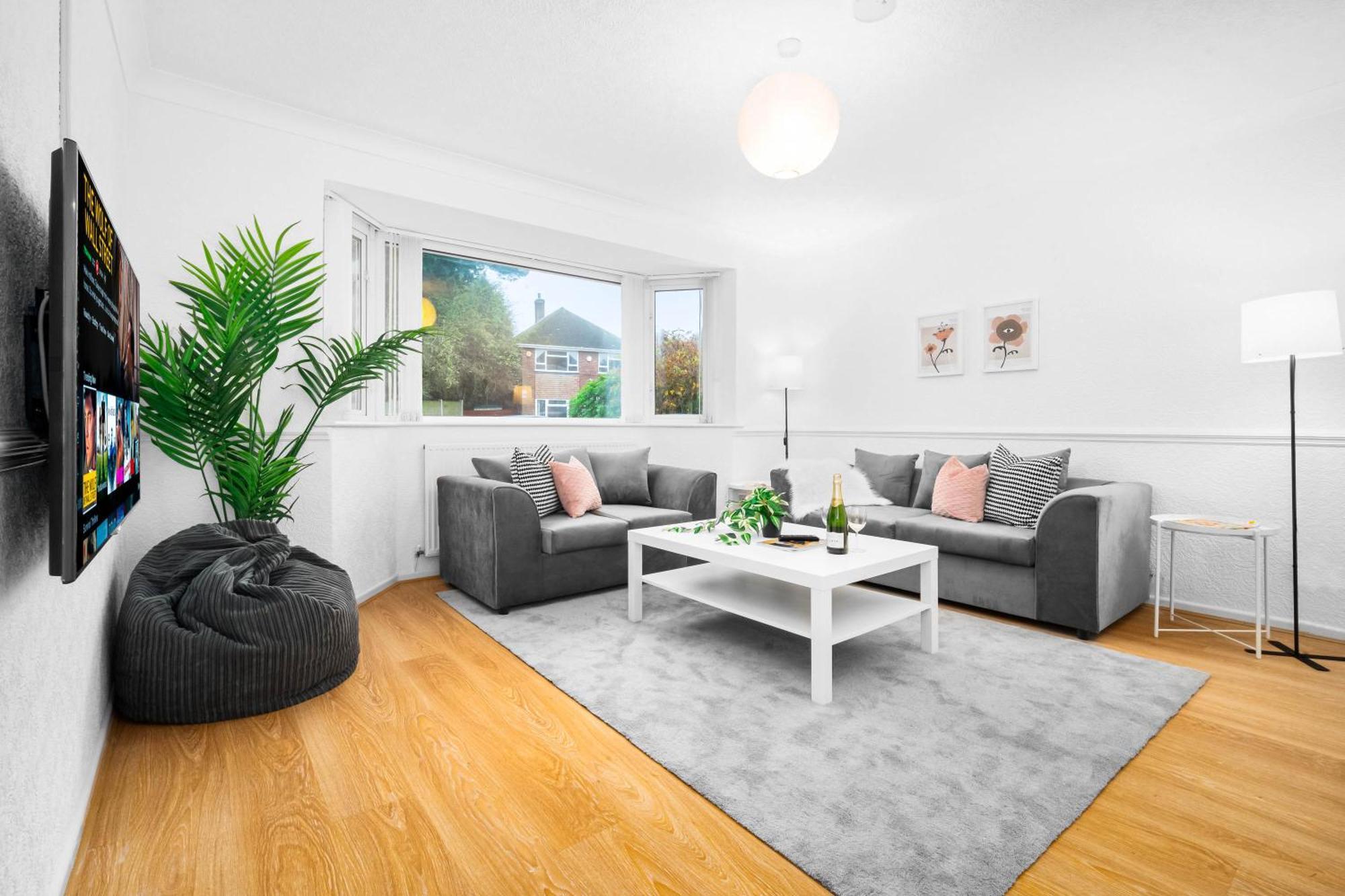 Large 4 Bedroom - Parking - Sutton Coldfield - Rated - 75c *