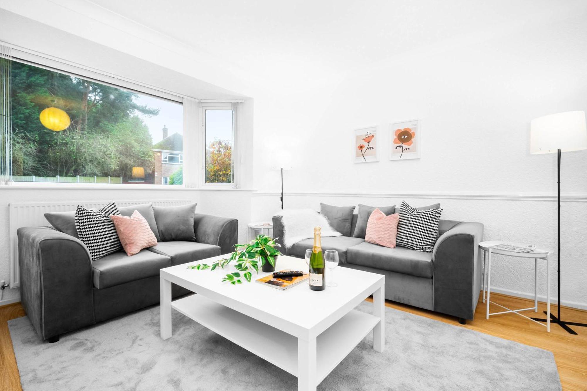 Large 4 Bedroom - Parking - Sutton Coldfield - Rated - 75c Holiday home