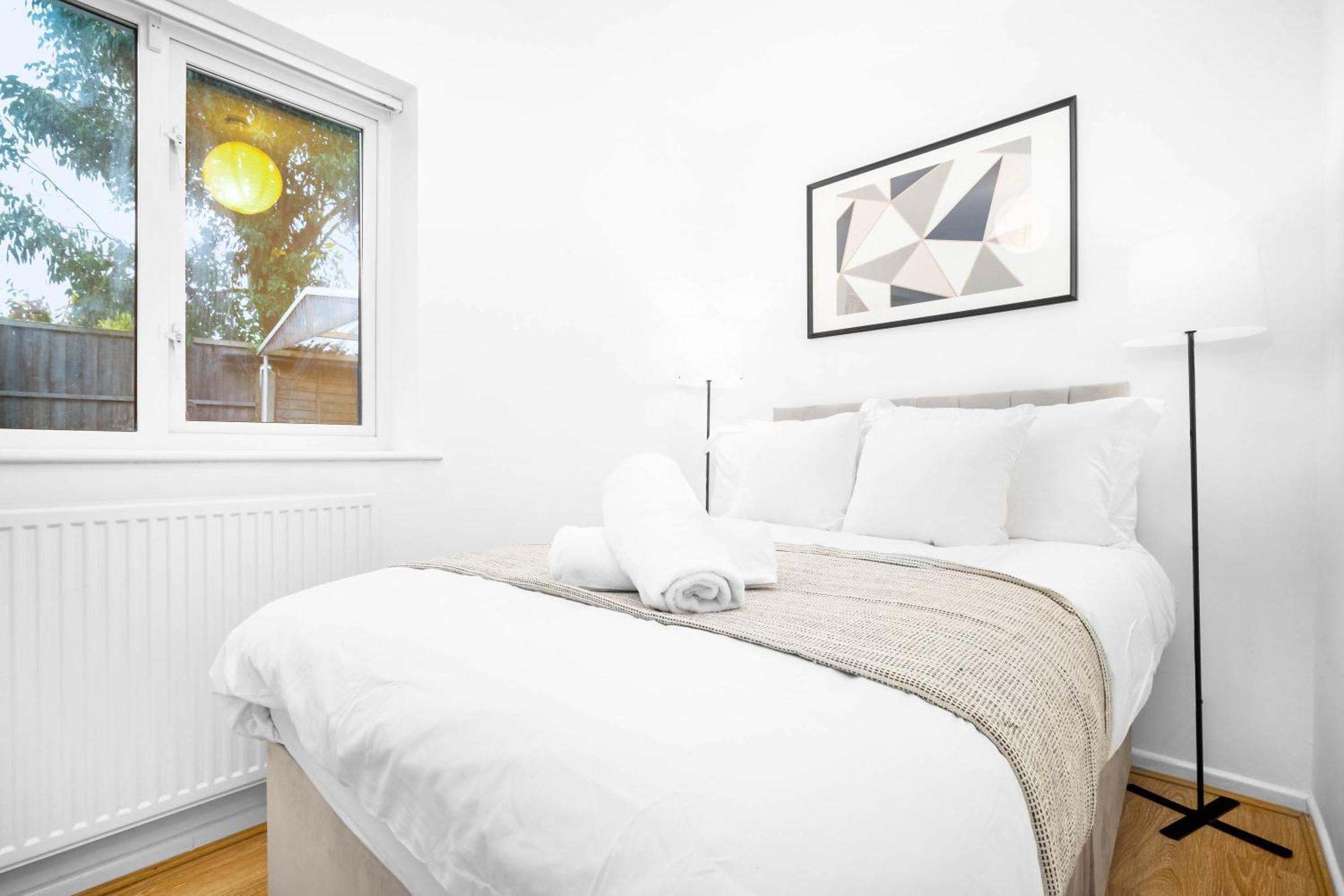 Holiday home Large 4 Bedroom - Parking - Sutton Coldfield - Rated - 75c *