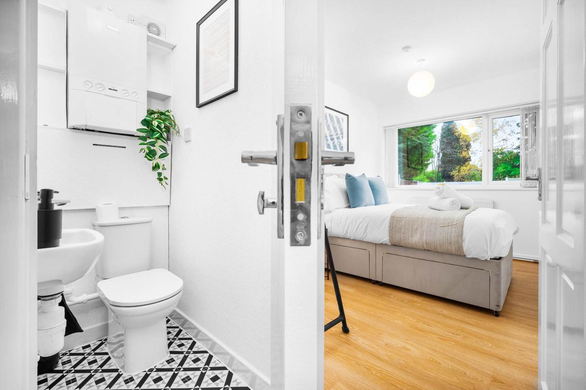 Large 4 Bedroom - Parking - Sutton Coldfield - Rated - 75c *