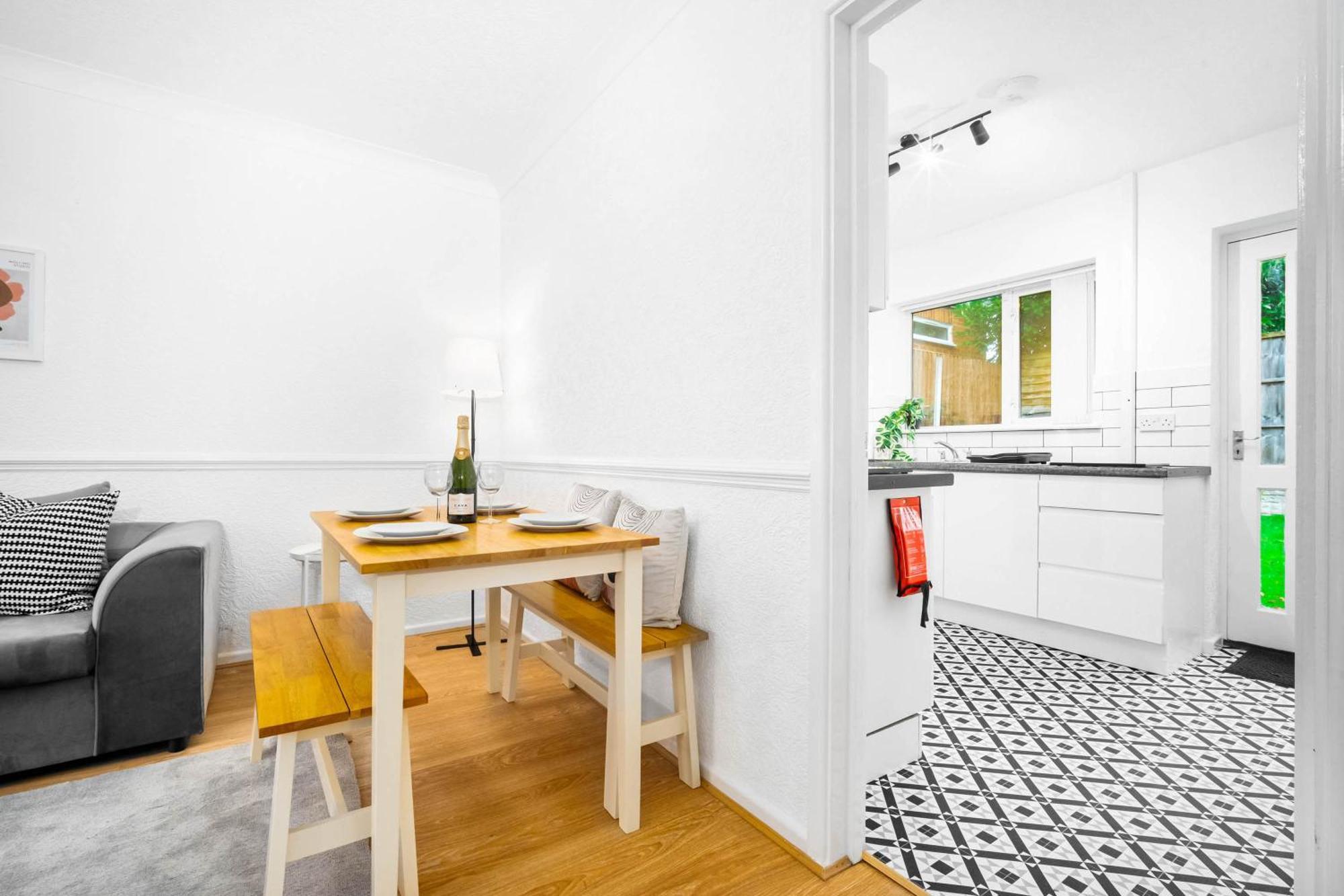 Large 4 Bedroom - Parking - Sutton Coldfield - Rated - 75c *