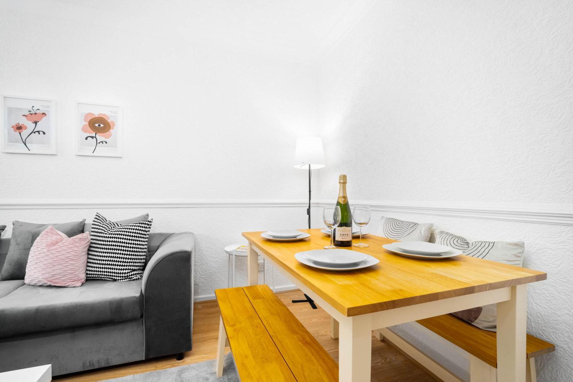 Holiday home Large 4 Bedroom - Parking - Sutton Coldfield - Rated - 75c