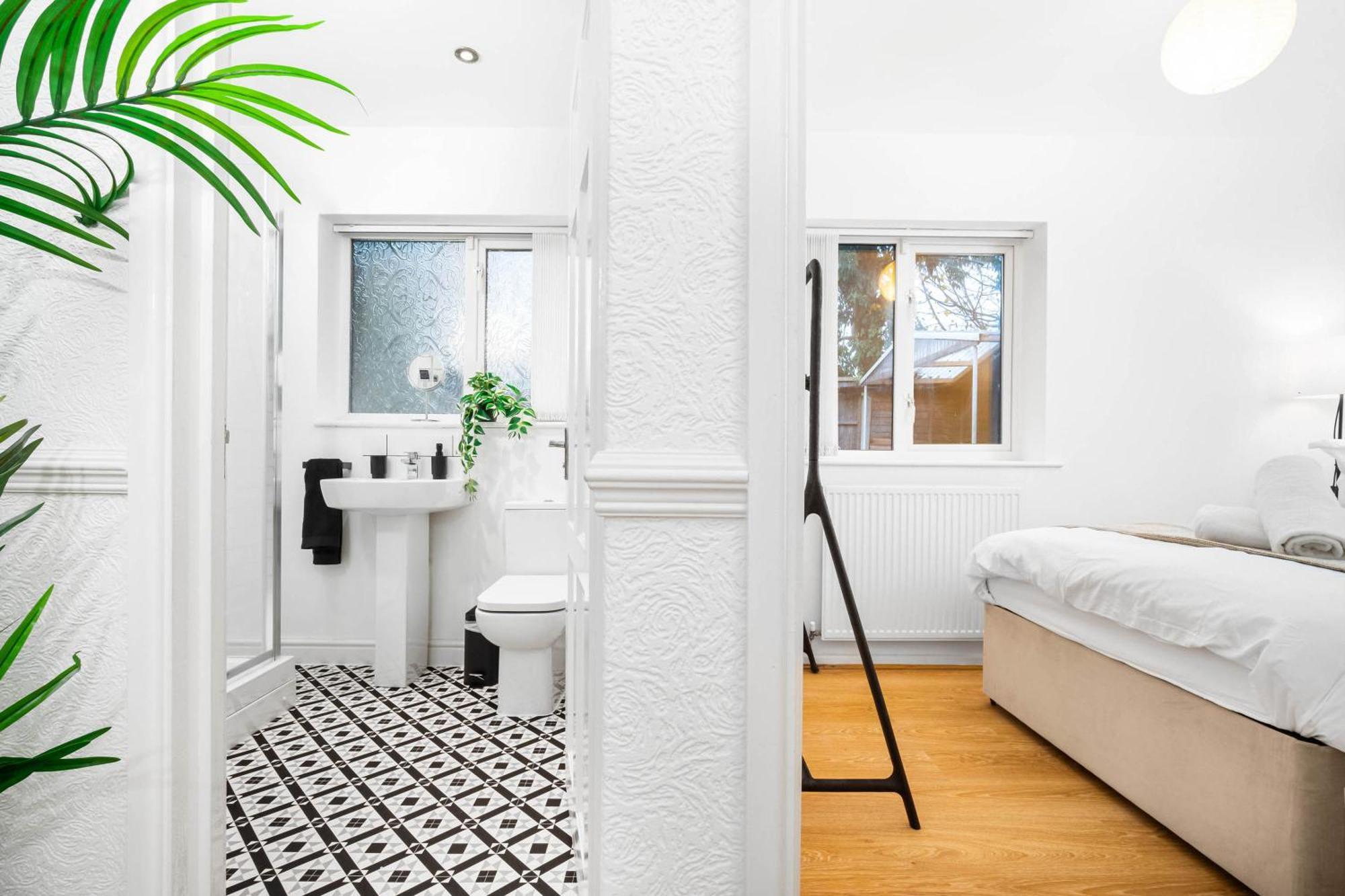 Large 4 Bedroom - Parking - Sutton Coldfield - Rated - 75c Birmingham
